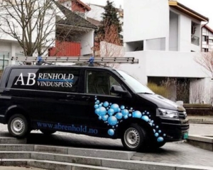 AB Renhold-varebil parkert utenfor et hus, dekorert med bobledesign